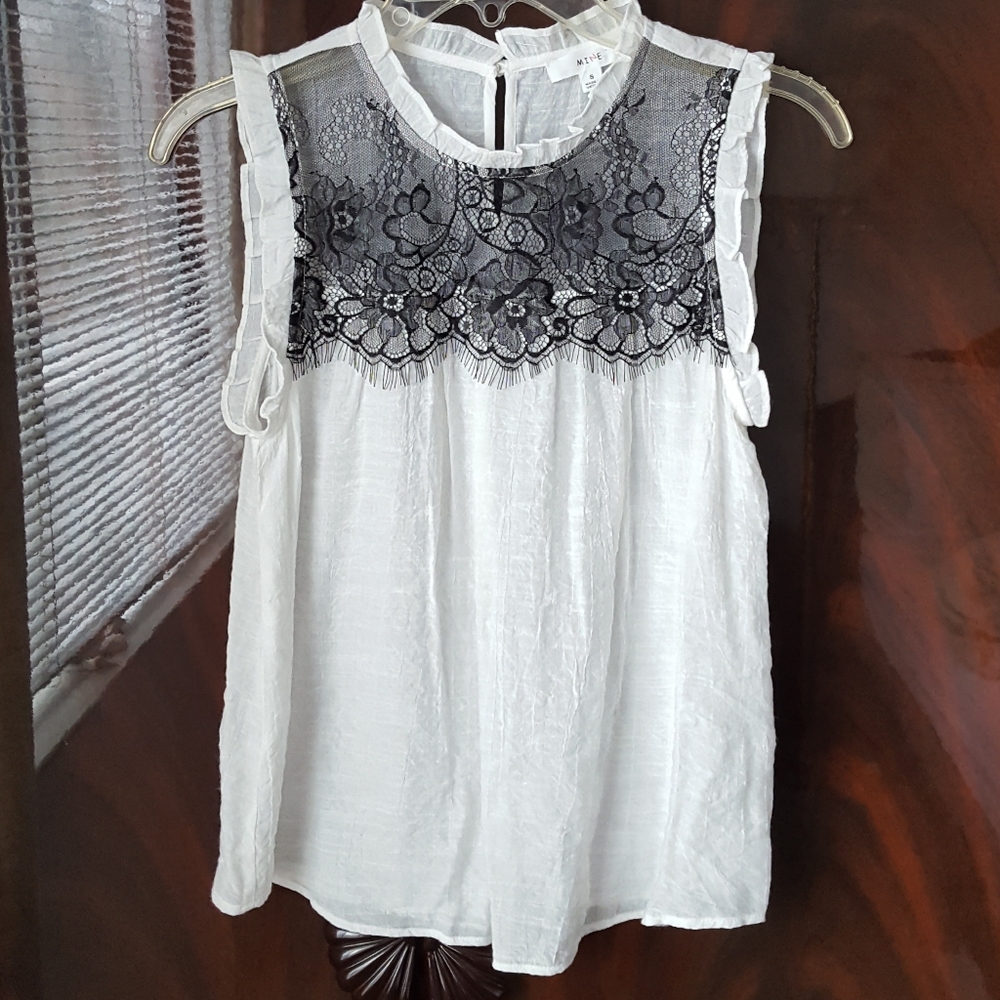 🆕 Cute Sleeveless Blouse with Black Lace